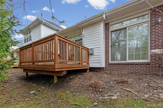 4392 Gateway Circle, West Bloomfield, MI 48322