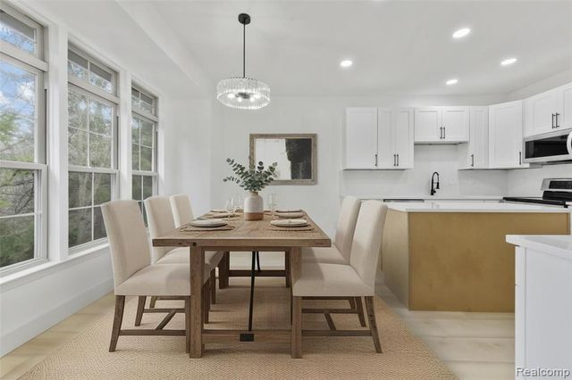 4392 Gateway Circle, West Bloomfield, MI 48322