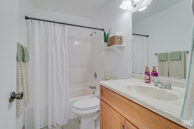 7917 Moss Crossing Avenue, Bakersfield, CA 93313