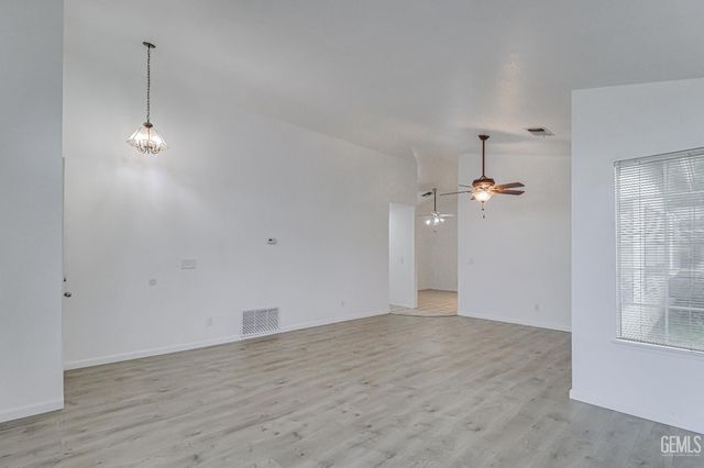 7917 Moss Crossing Avenue, Bakersfield, CA 93313