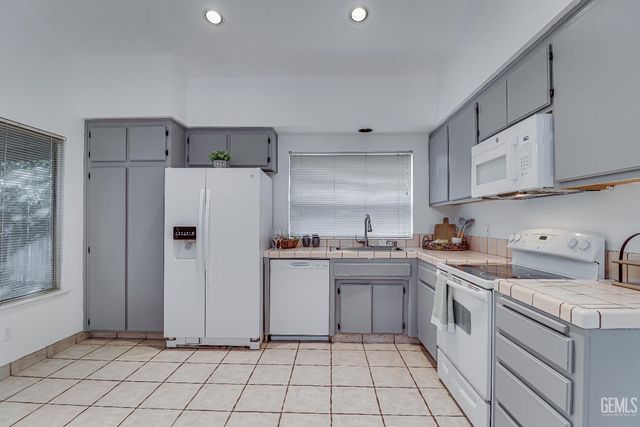 7917 Moss Crossing Avenue, Bakersfield, CA 93313