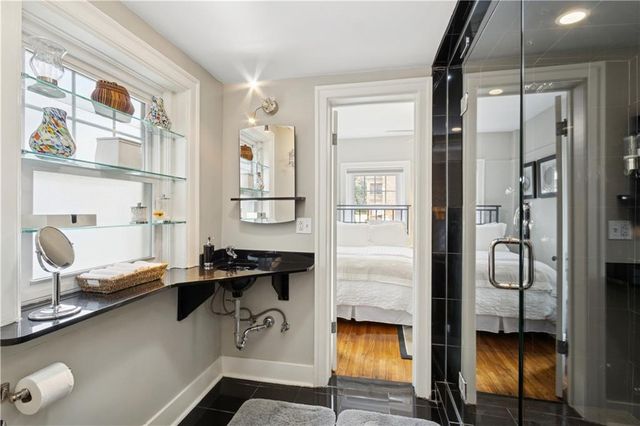 807 W 48th Street 101, Kansas City, MO 64112