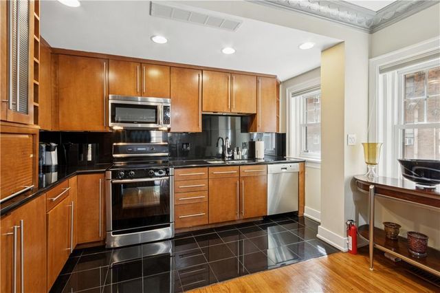 807 W 48th Street 101, Kansas City, MO 64112