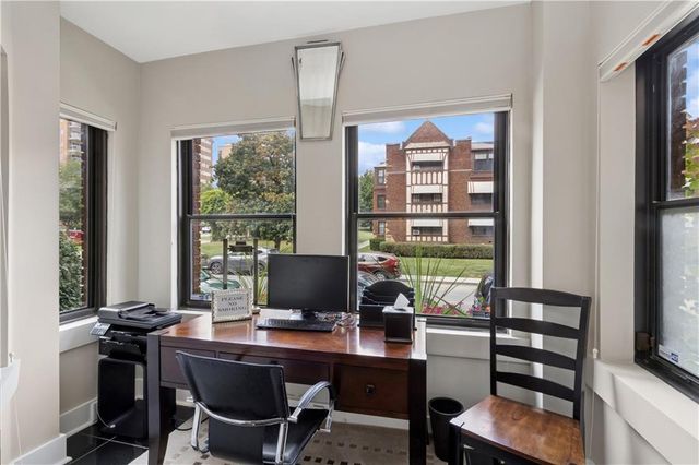 807 W 48th Street 101, Kansas City, MO 64112