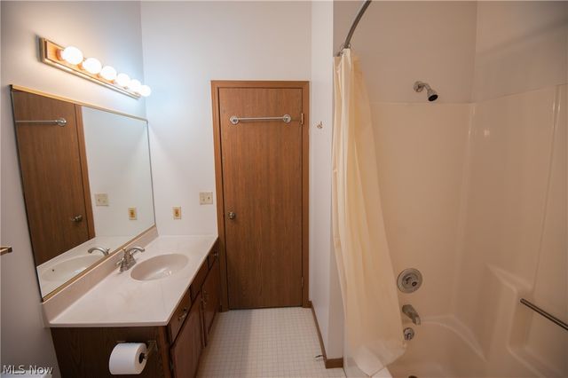 1327 Fox Run Drive, Youngstown, OH 44512