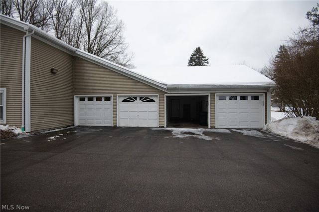 1327 Fox Run Drive, Youngstown, OH 44512