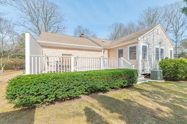 12 Quail Hollow Circle, Sandwich, MA 02563