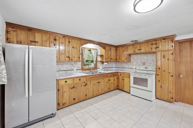 59 Washington Ave, South Hadley, MA 01075