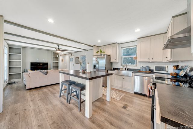 57 W Bob White Dr, Somerset, TX 78069