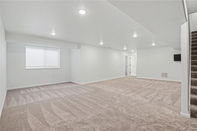 565 Dakota Ave, Tiffin, IA 52340