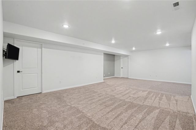 565 Dakota Ave, Tiffin, IA 52340