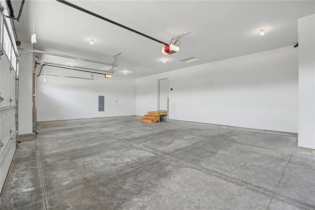 565 Dakota Ave, Tiffin, IA 52340