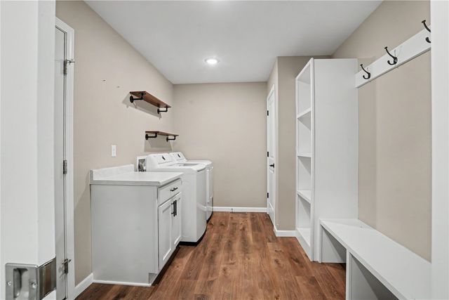 565 Dakota Ave, Tiffin, IA 52340