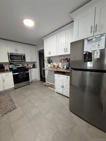 135 Woolsey Avenue, Glen Cove, NY 11542