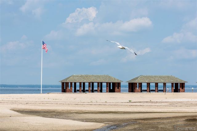 135 Woolsey Avenue, Glen Cove, NY 11542