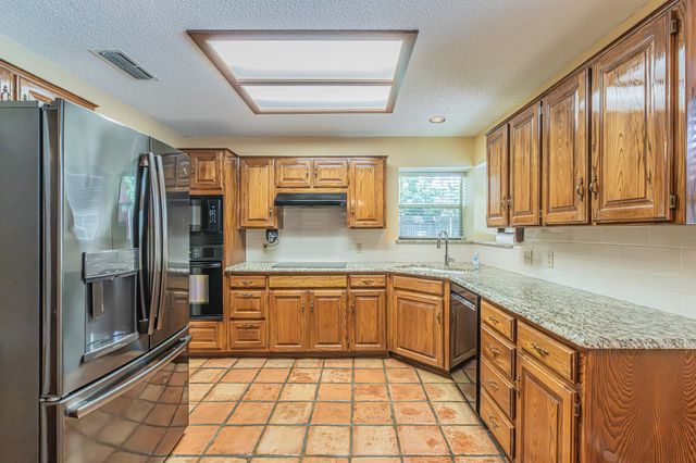 3901 Echo Hill Court, Arlington, TX 76001