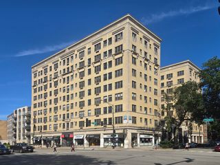 6805 N Sheridan Road, Chicago, IL 60626