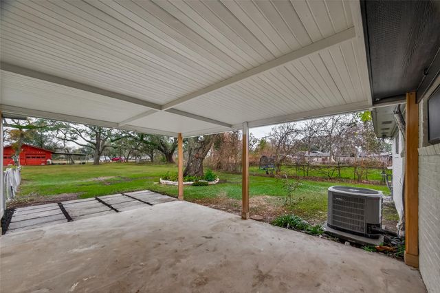 325 Hargett Street, Clute, TX 77531