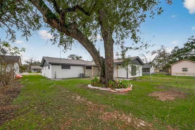 325 Hargett Street, Clute, TX 77531