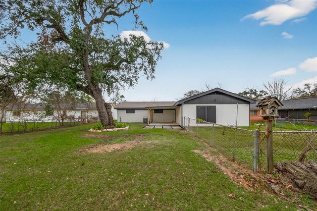 325 Hargett Street, Clute, TX 77531