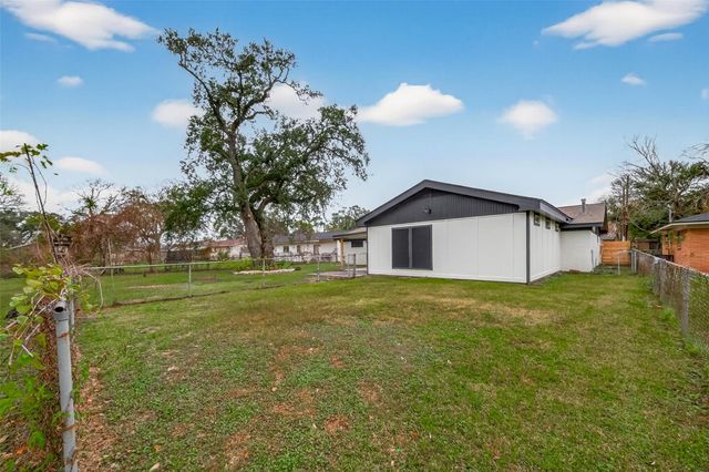 325 Hargett Street, Clute, TX 77531