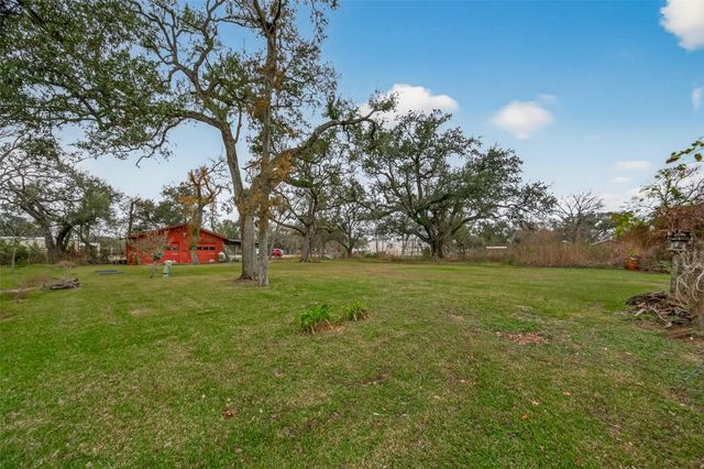 325 Hargett Street, Clute, TX 77531