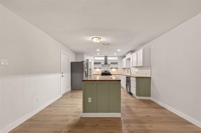 325 Hargett Street, Clute, TX 77531