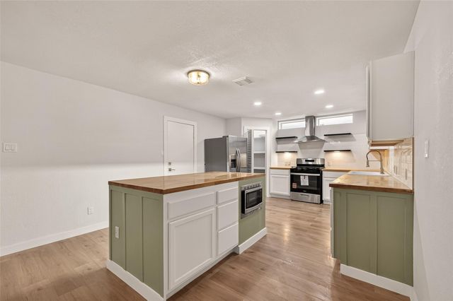 325 Hargett Street, Clute, TX 77531