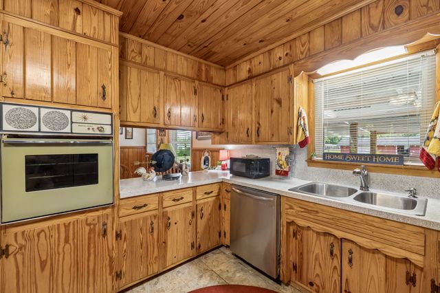 8997 Holmes Creek Rd, Smithville, TN 37166