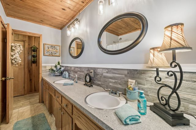 8997 Holmes Creek Rd, Smithville, TN 37166
