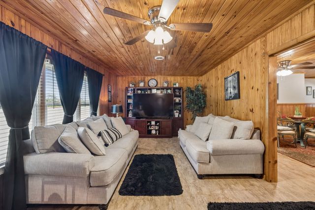 8997 Holmes Creek Rd, Smithville, TN 37166