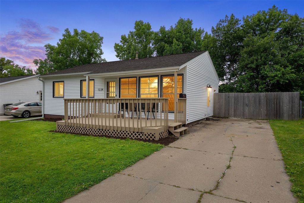 1224 18th Street NW, Cedar Rapids, IA 52405