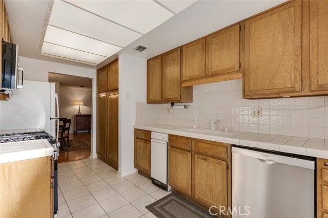 18200 Andrea Circle 6, Northridge (los Angeles), CA 91325