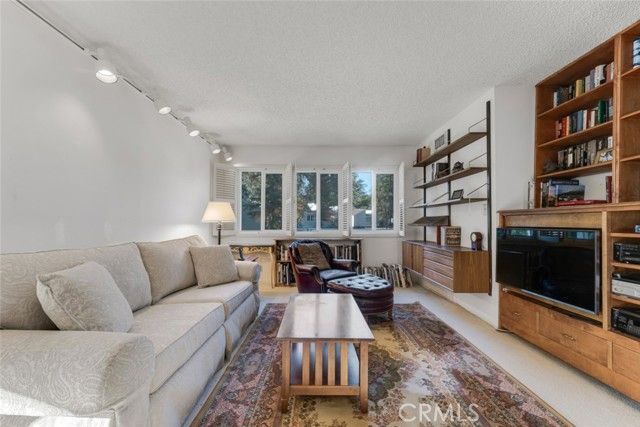 18200 Andrea Circle 6, Northridge (los Angeles), CA 91325