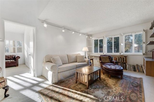 18200 Andrea Circle 6, Northridge (los Angeles), CA 91325