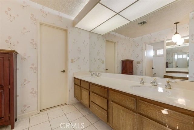 18200 Andrea Circle 6, Northridge (los Angeles), CA 91325