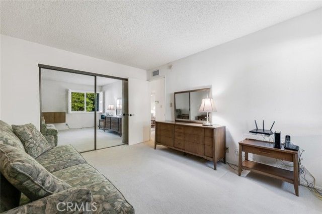 18200 Andrea Circle 6, Northridge (los Angeles), CA 91325