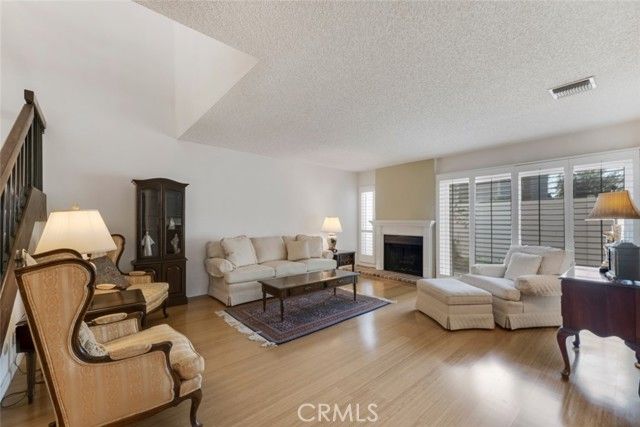 18200 Andrea Circle 6, Northridge (los Angeles), CA 91325