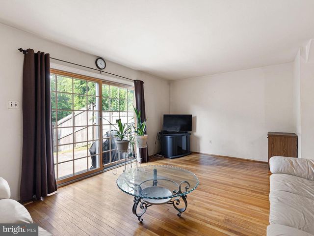 10 DUQUESNE CT, New Castle, DE 19720