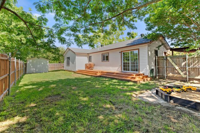 900 W Reeves, Decatur, TX 76234