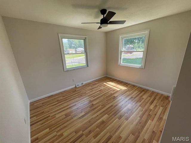 1036 Washington Drive, South Roxana, IL 62087