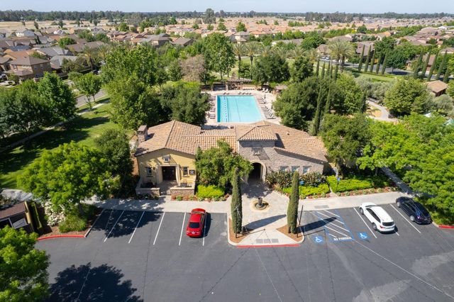 1764 N Mcpherson Lane, Clovis, CA 93619