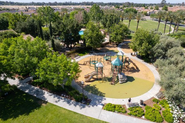 1764 N Mcpherson Lane, Clovis, CA 93619