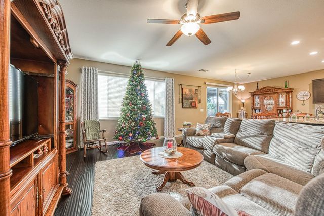 1764 N Mcpherson Lane, Clovis, CA 93619