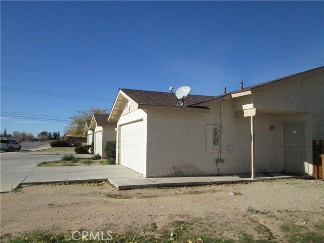 15592 Tonekai Road, Apple Valley, CA 92307