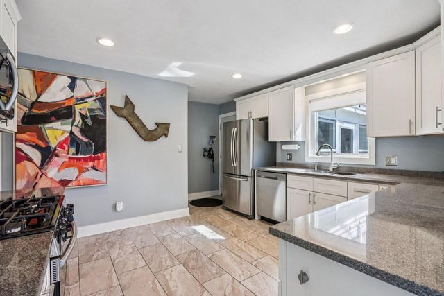 8112 N Santa Monica BOULEVARD, Fox Point, WI 53217