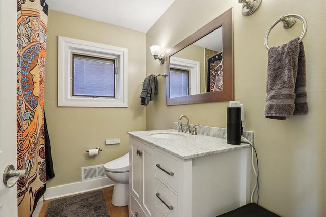 8112 N Santa Monica BOULEVARD, Fox Point, WI 53217