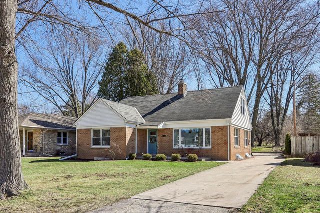 8112 N Santa Monica BOULEVARD, Fox Point, WI 53217
