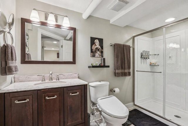 8112 N Santa Monica BOULEVARD, Fox Point, WI 53217