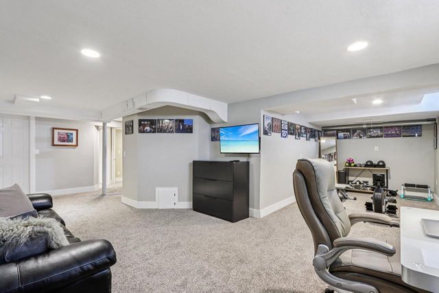 8112 N Santa Monica BOULEVARD, Fox Point, WI 53217